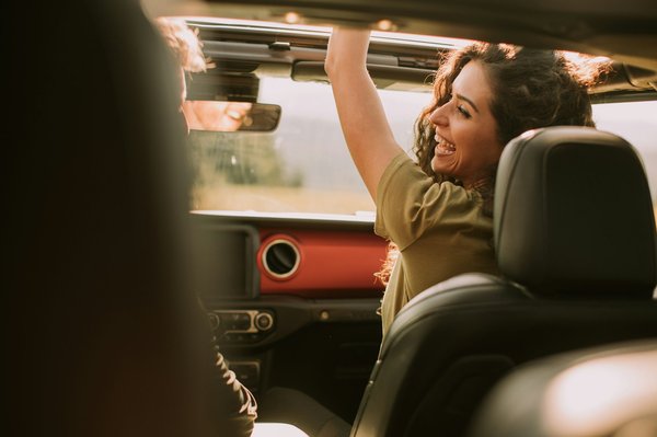 Quels sont les meilleurs itinéraires pour un road trip à travers les Highlands écossais : paysages et conseils pratiques ?